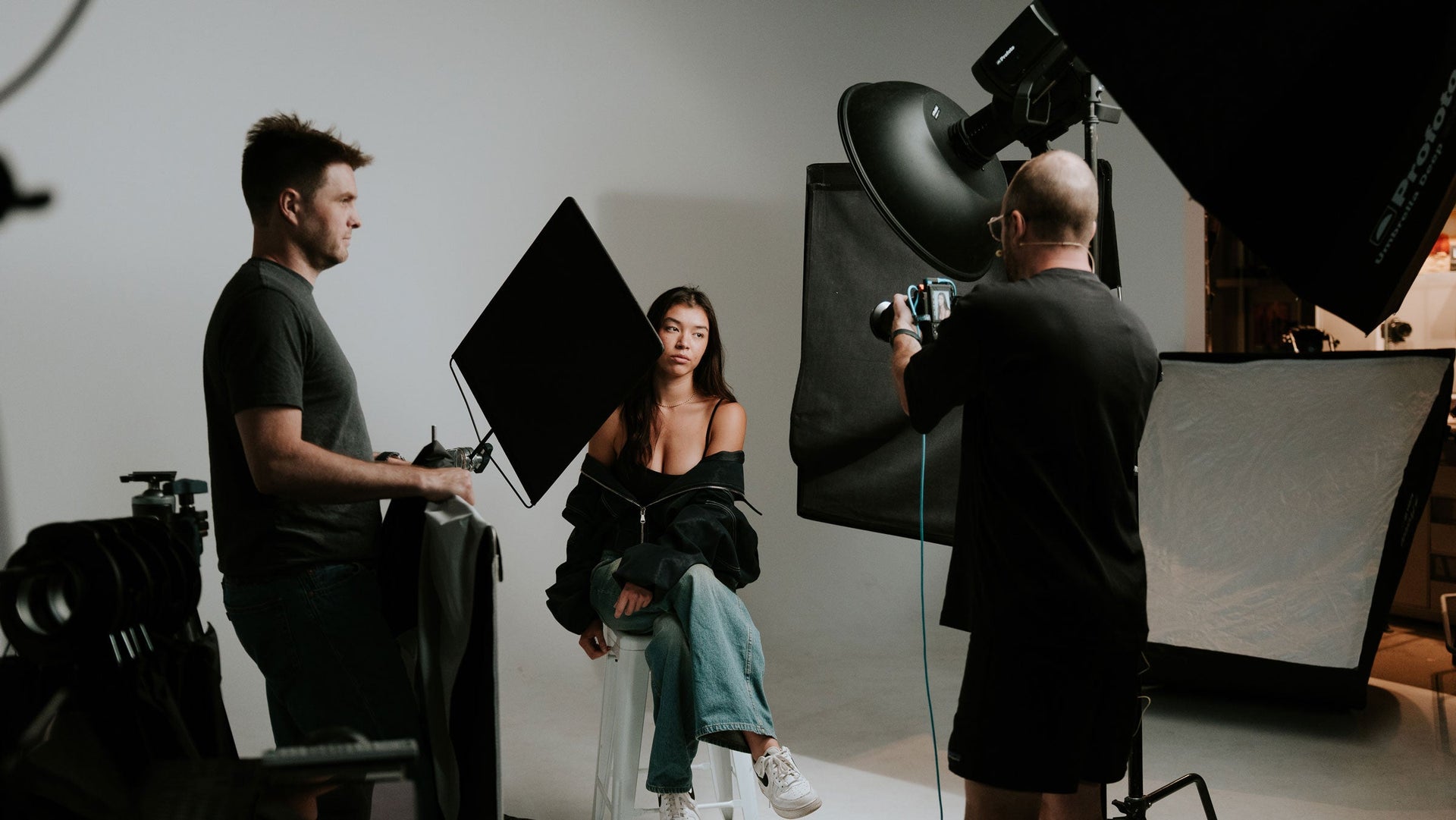 Oliver Minnett teaching a photography workshop