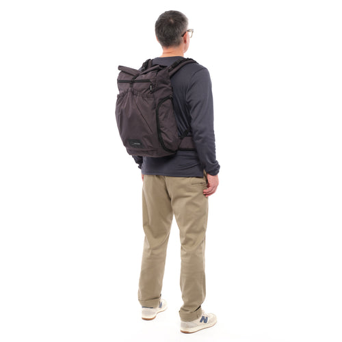 Shimoda Side Lite 22 worn, with included rain cover