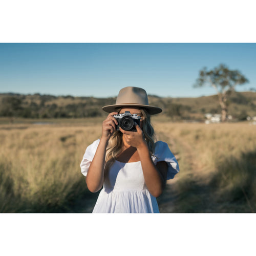 Nikon Z fc Mirrorless Camera with Nikkor Z 28mm f/2.8 (SE)